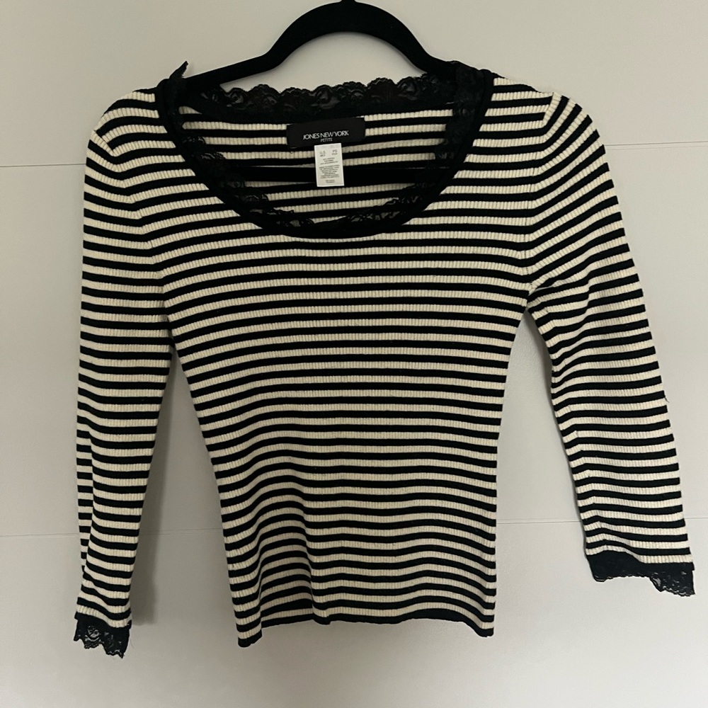 black and white lacy 3/4 sleeve scoop neck stretchy top